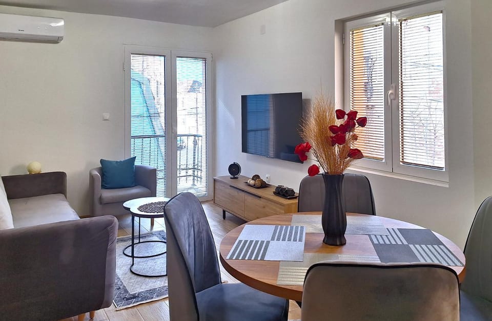 TV and multimedia, Living room, Seating area, Dining area, air conditioner