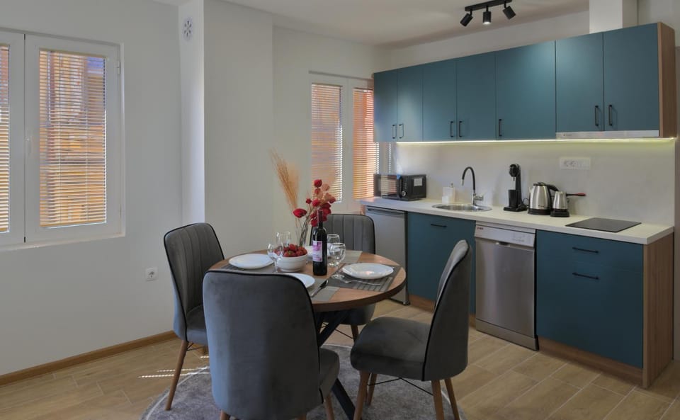 Kitchen or kitchenette, Dining area