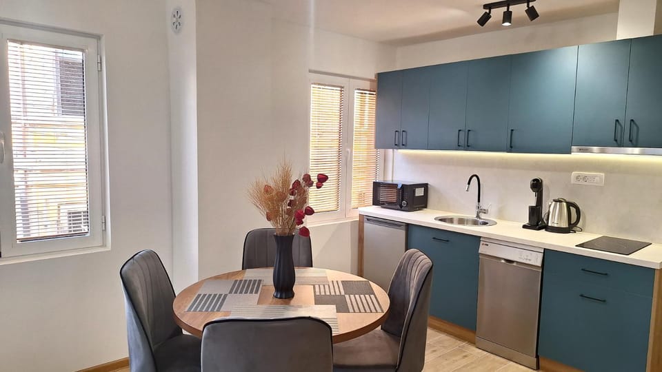 Kitchen or kitchenette, Dining area, stove