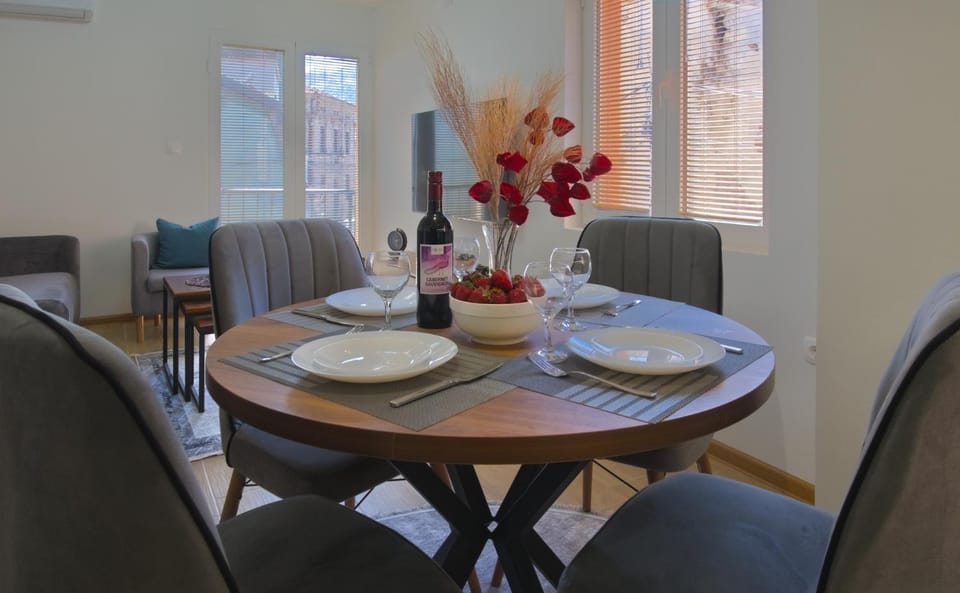 View (from property/room), Seating area, Dining area