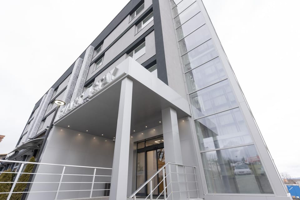 Property building, Facade/entrance, Day, Parking, internet, storage, vending machine, elevator