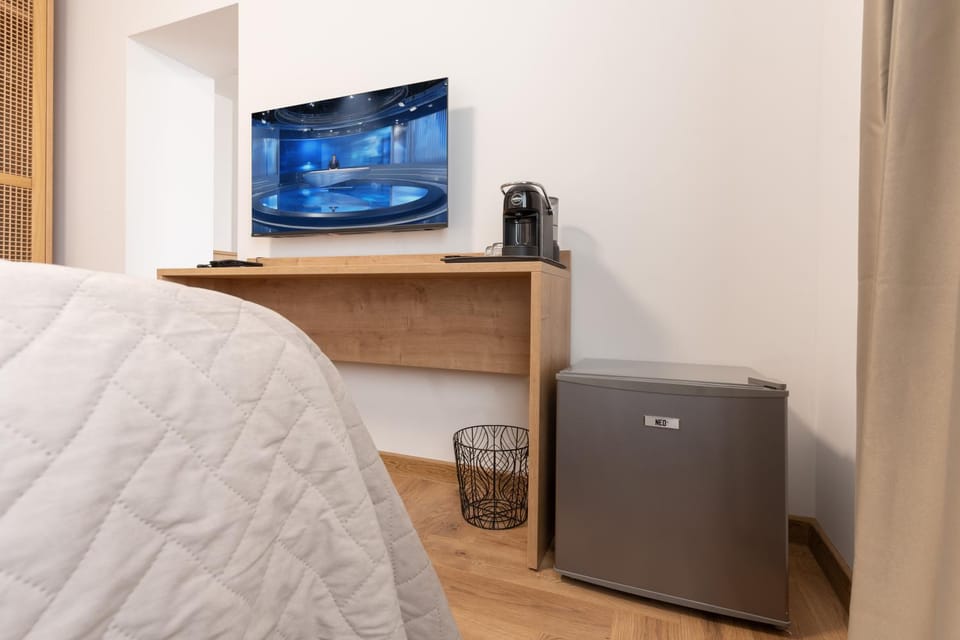 Communal lounge/ TV room, TV and multimedia, internet, minibar, vending machine