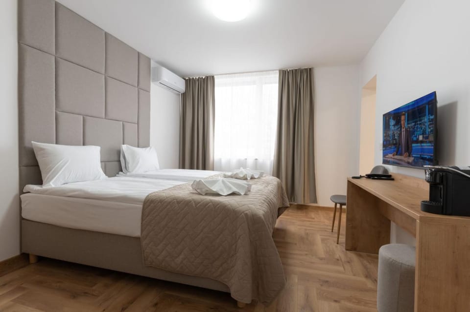 Bed, TV and multimedia, Photo of the whole room, Bedroom, hair dryier, wardrobe, air conditioner