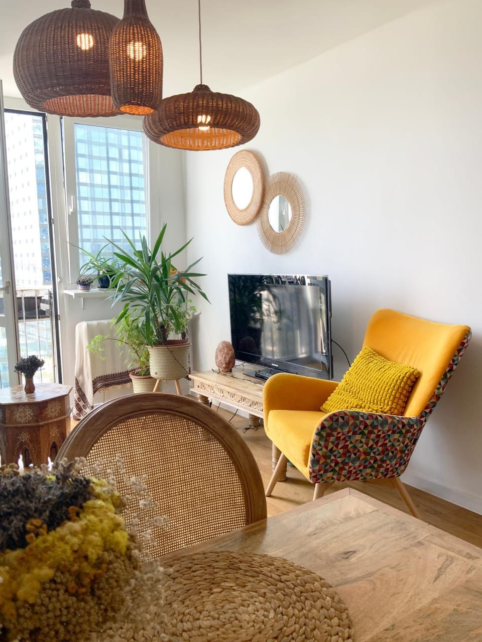 Communal lounge/ TV room, TV and multimedia, Living room, Seating area, Dining area