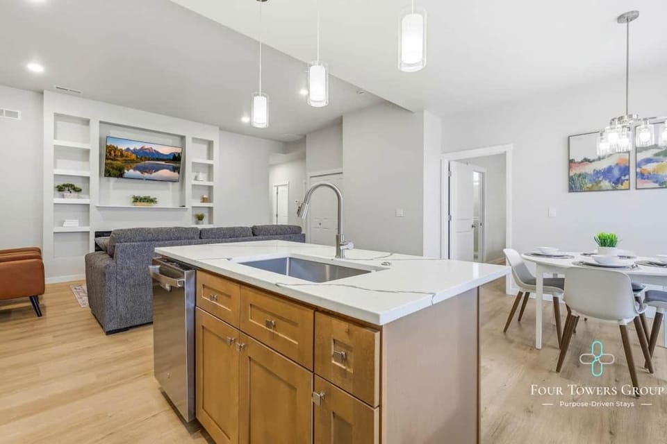 Emerald Retreat 3BR | Work-Ready | Fast Wi-Fi House in Washington