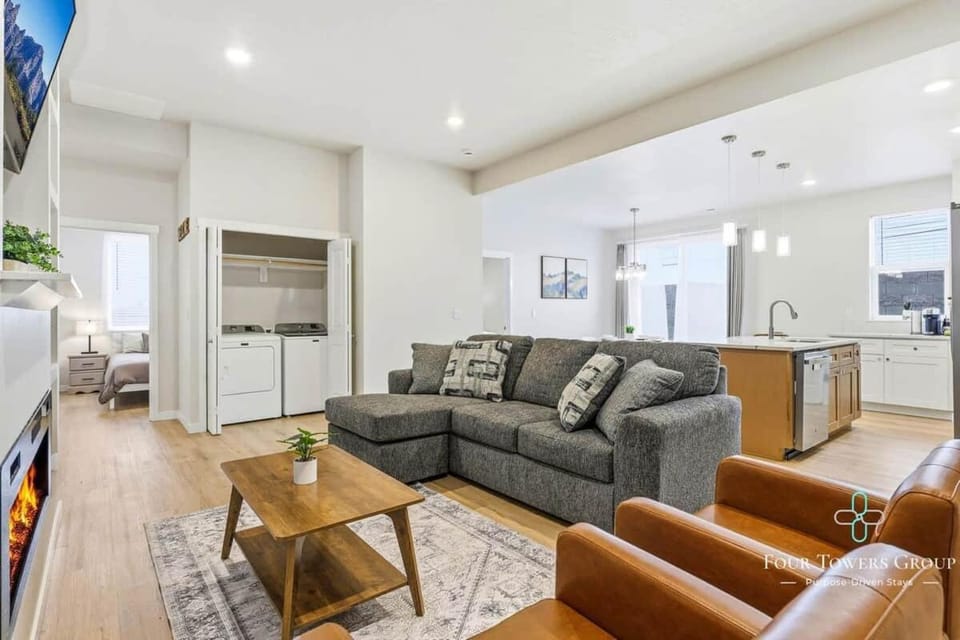 Emerald Retreat 3BR | Work-Ready | Fast Wi-Fi House in Washington
