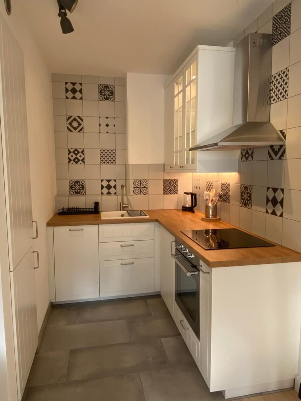 Kitchen or kitchenette, dishwasher, stove