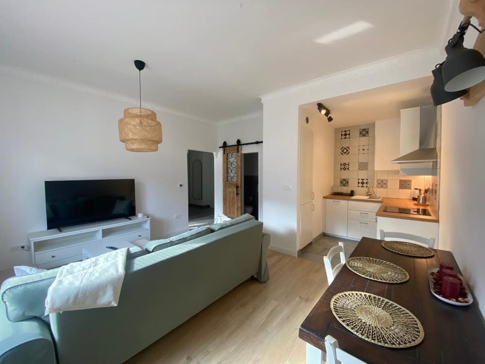 TV and multimedia, Kitchen or kitchenette, Living room, Dining area