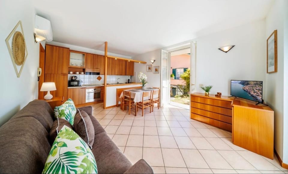 Communal lounge/ TV room, TV and multimedia, Kitchen or kitchenette, Living room, Dining area, Evening entertainment