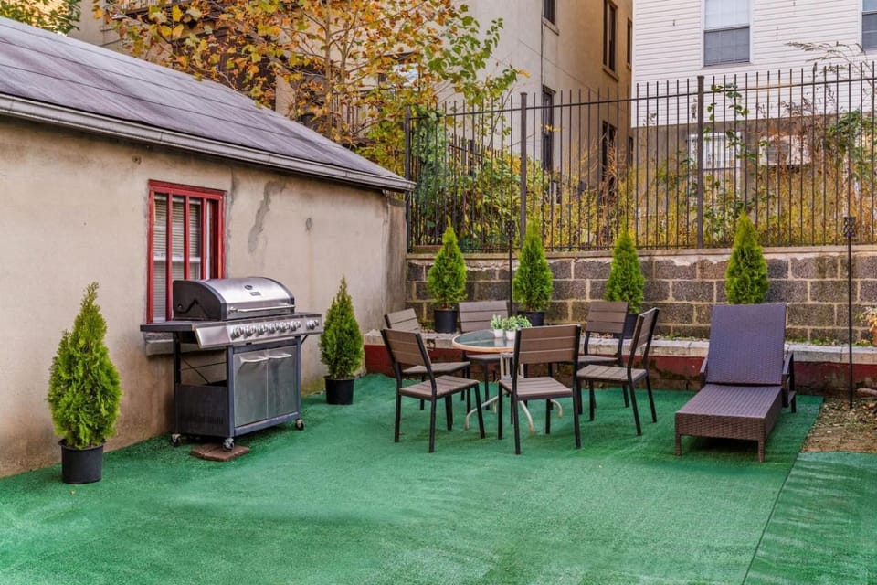 Modern Comfort Minutes from NYC, Free Parking Apartment in Secaucus