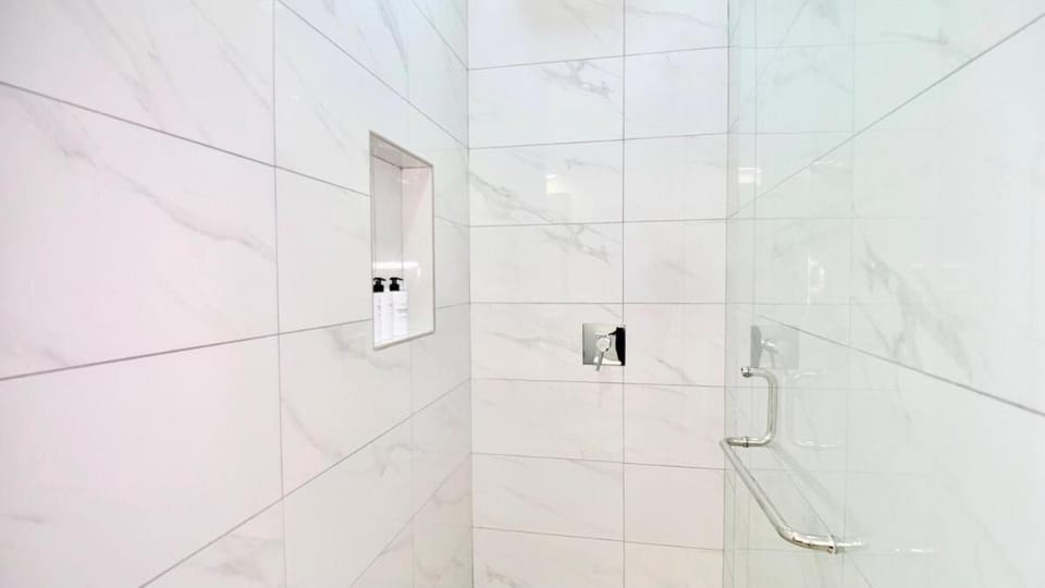 Apt 2H 3 Beds Pool 4 Min to Beach Apartment in Bay Islands Department