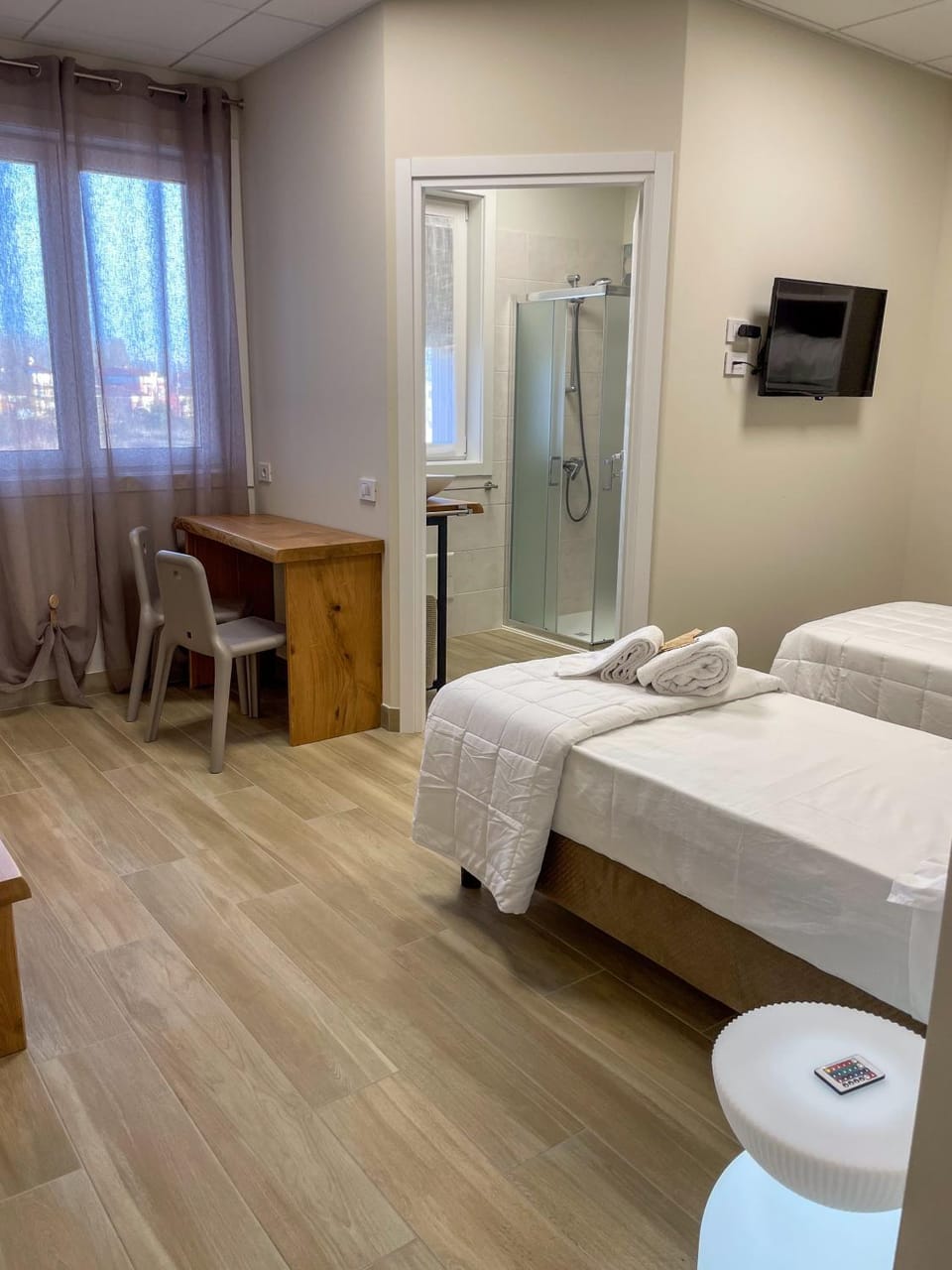 Bed, Bathroom, TV and multimedia, Photo of the whole room, Bedroom, towels