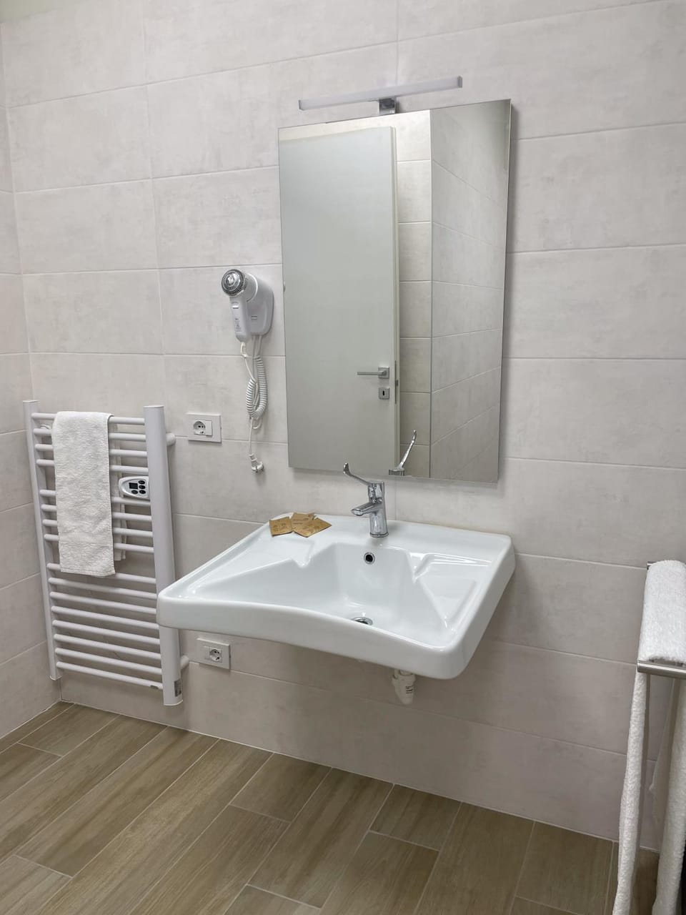 Bathroom, Facility for disabled guests, hair dryier, towels