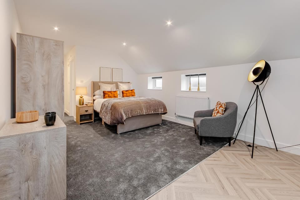 Bed, Photo of the whole room, Seating area, Bedroom