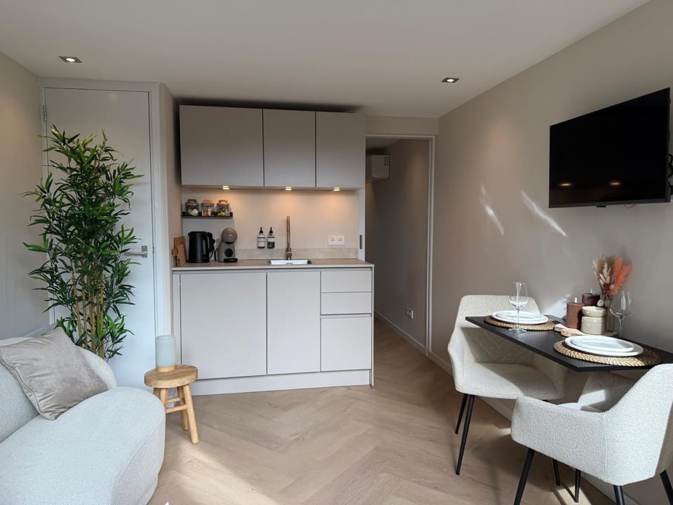 Kitchen or kitchenette, Seating area, Dining area