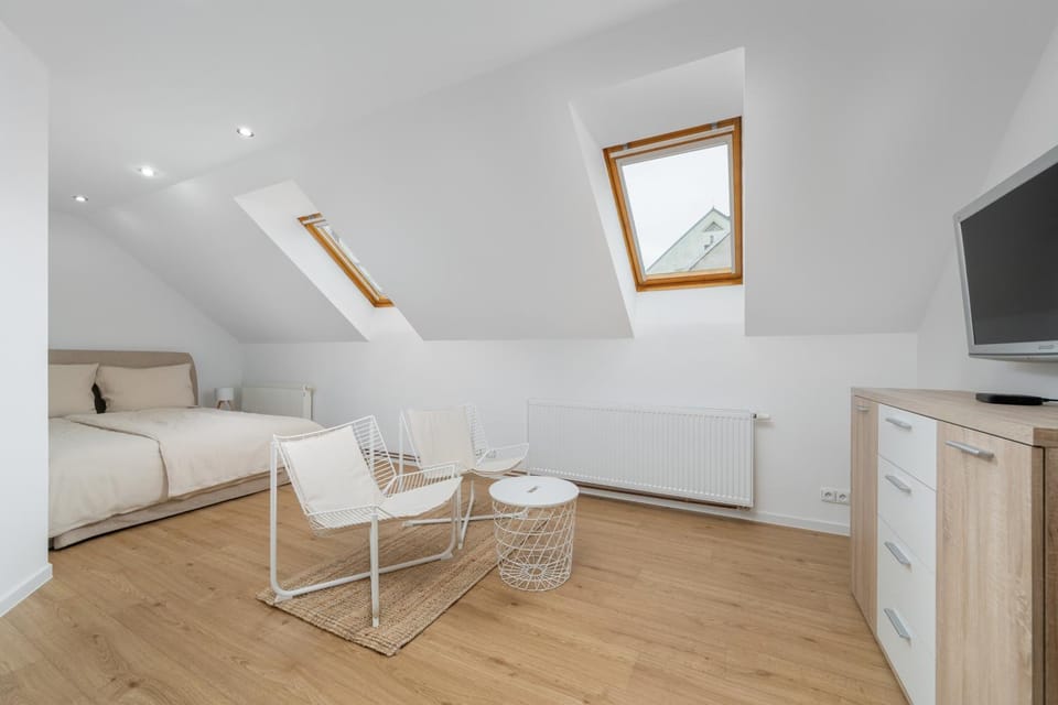 Bed, Seating area, Bedroom