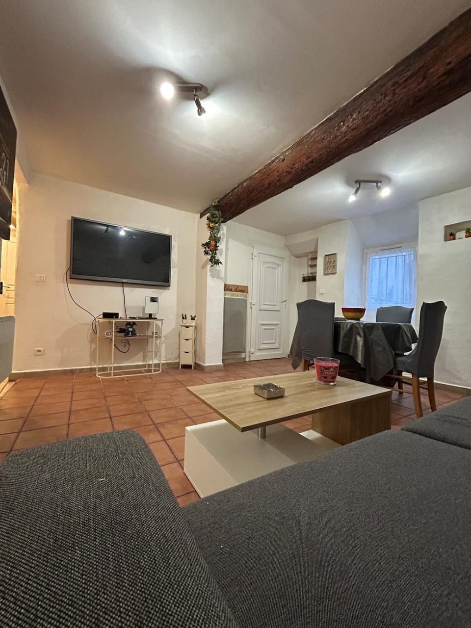 TV and multimedia, Living room, Seating area, Dining area