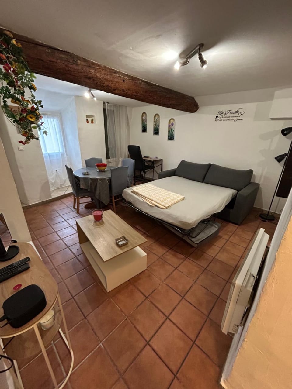 Bed, TV and multimedia, Living room, Seating area