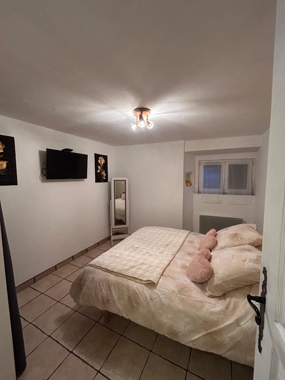 Bed, TV and multimedia, Photo of the whole room, storage