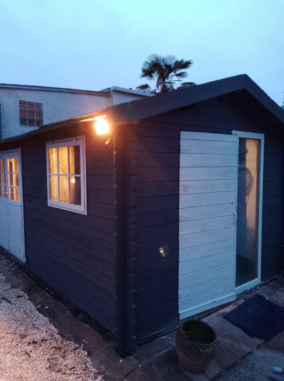 studio cosy indépendant dans un jardin privé Chalet in Tours