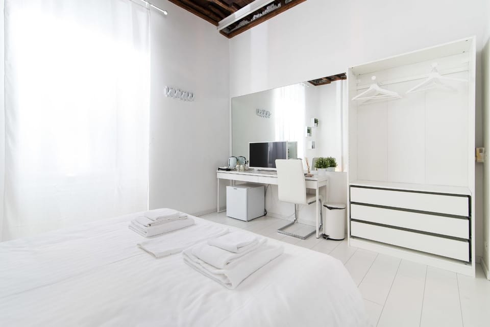 White Ostilia Guesthouse Bed and Breakfast in Rome