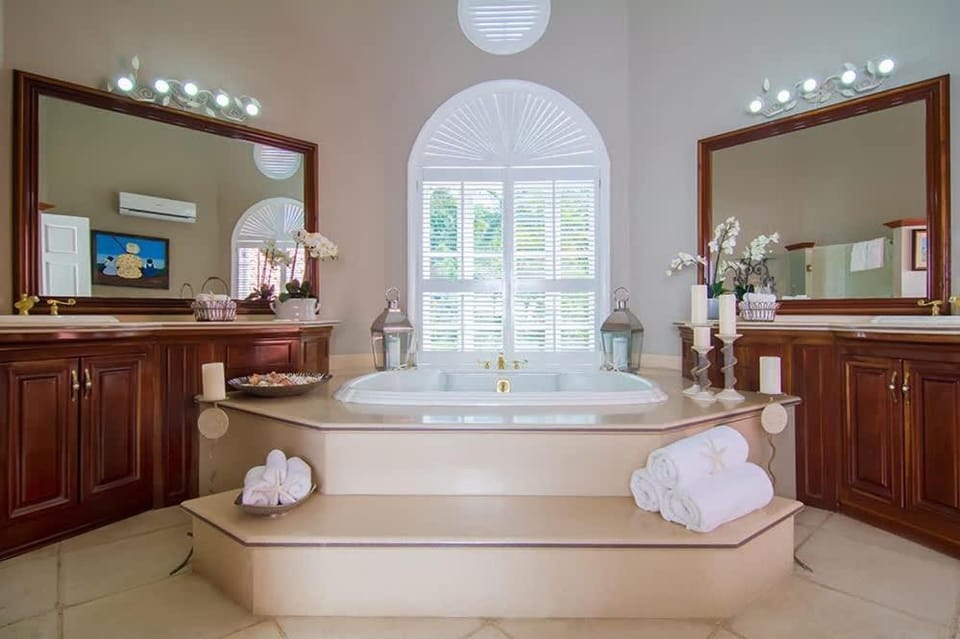 Sprawling 7BR Villa Overlooking the Sea Pool Hot Tub & Resort Access Villa in St. James Parish