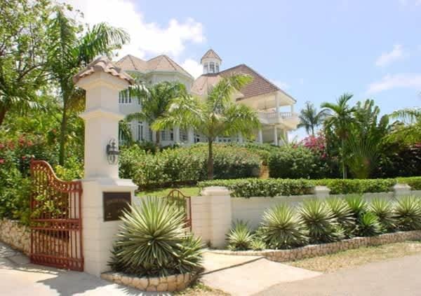 Sprawling 7BR Villa Overlooking the Sea Pool Hot Tub & Resort Access Villa in St. James Parish