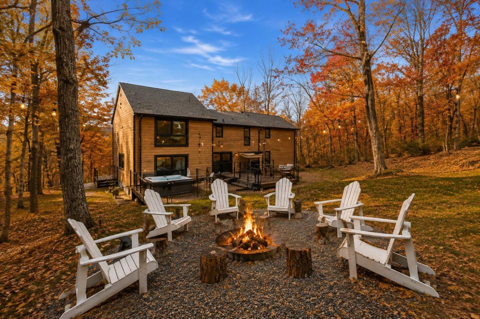Property building, Natural landscape, Hot Tub, View (from property/room), Balcony/Terrace, Seating area, Autumn