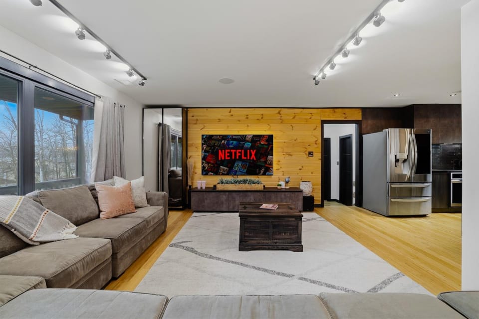Natural landscape, TV and multimedia, View (from property/room), Kitchen or kitchenette, Living room, Seating area