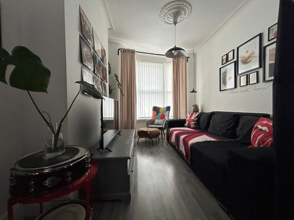 Music touch house Free Parking WIFI Close to Anfield stadium House in Liverpool