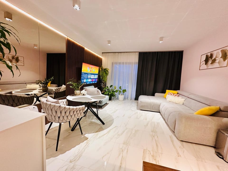 TV and multimedia, Living room, Photo of the whole room, Seating area, Dining area