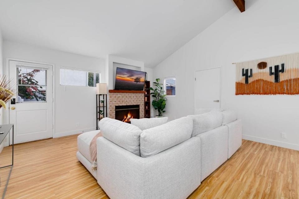 Mar Vista 2BR Retreat Office Huge Backyard Apartment in Mar Vista