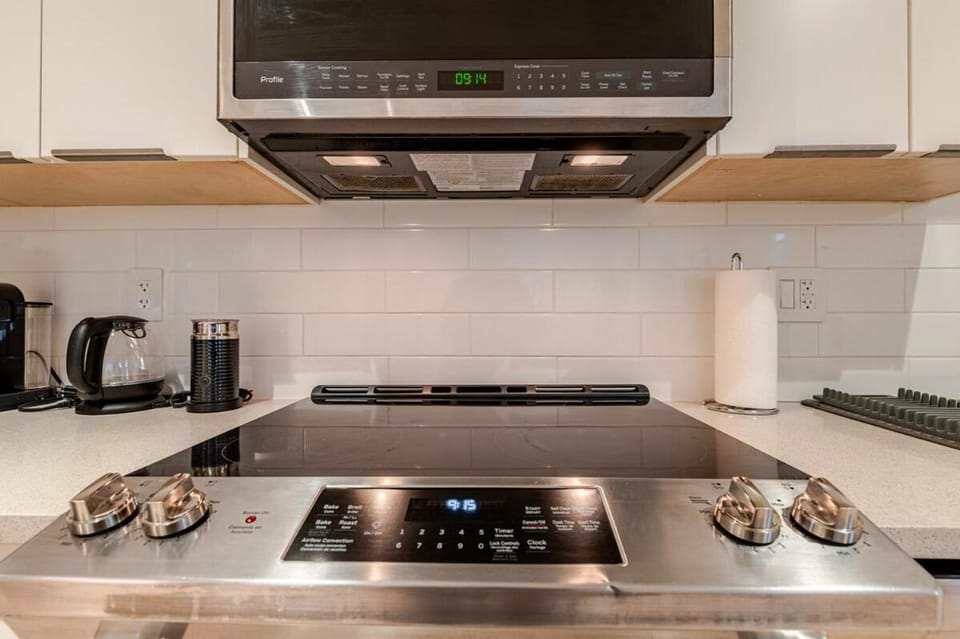 Modern Bright Suite Self Check-In Apartment in North Vancouver
