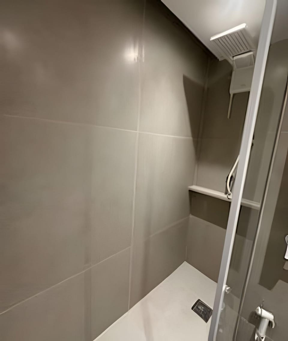 Shower, Toilet