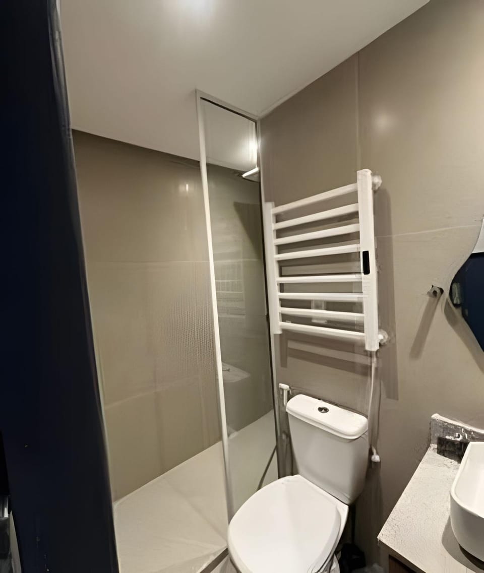 Shower, Toilet