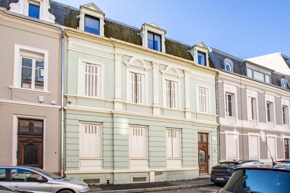 Property building, Day, Neighbourhood, Street view, Location, Parking