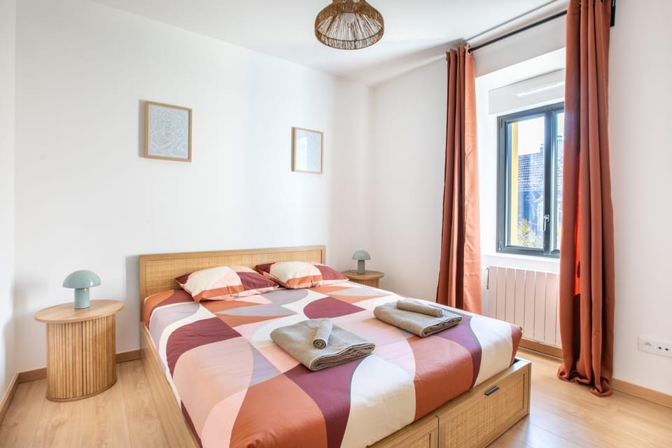 Bed, Photo of the whole room, Bedroom, towels