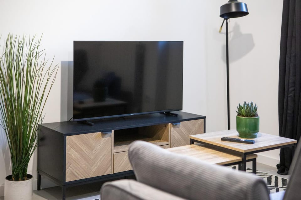 TV and multimedia, Living room, Seating area, Evening entertainment