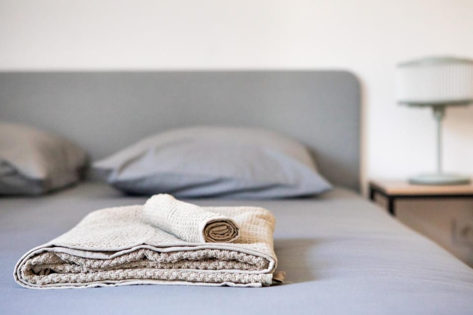 Bed, Bedroom, towels