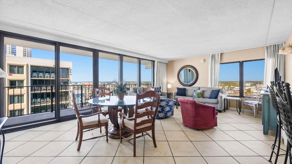 Lucky 711 Island Winds East 3BD, 2BA Condo Apartment in West Beach
