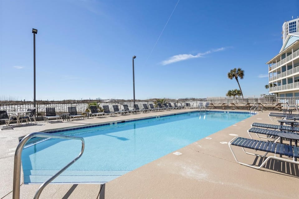 Lucky 711 Island Winds East 3BD, 2BA Condo Apartment in West Beach