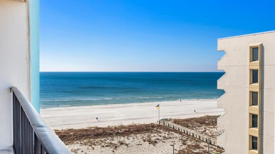 Lucky 711 Island Winds East 3BD, 2BA Condo Apartment in West Beach