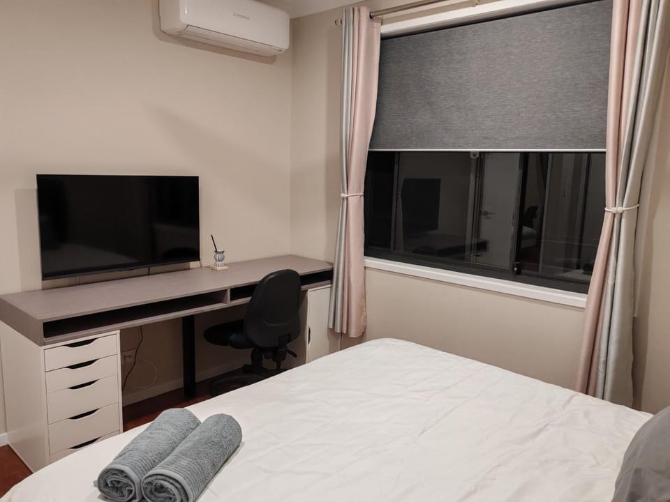 Bed, TV and multimedia, Bedroom, air conditioner
