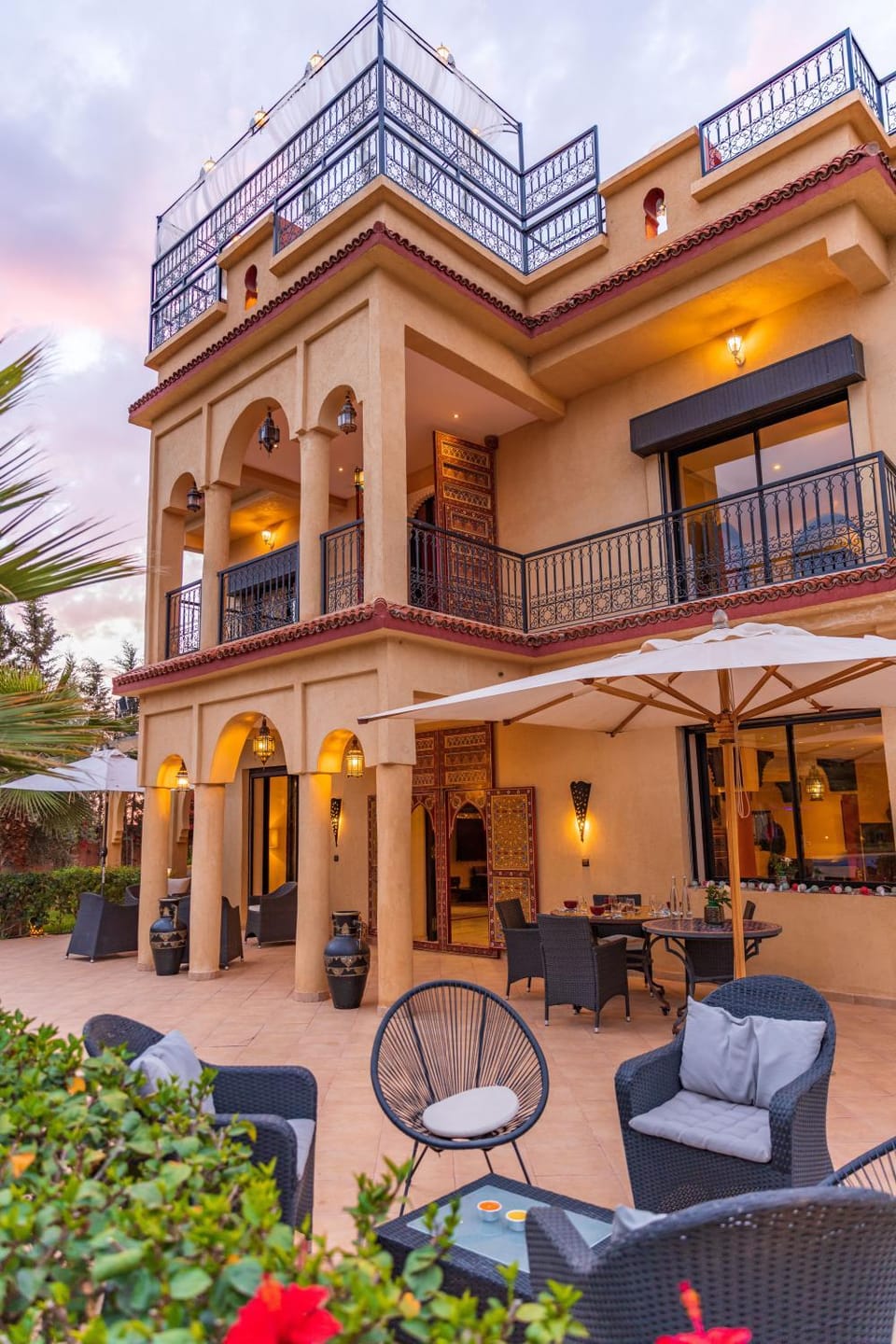 Property building, Balcony/Terrace, Living room, Seating area