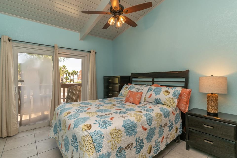 Tiki 243 - Extremely Comfortable 3 Bedroom Condo Apartment in South Padre Island