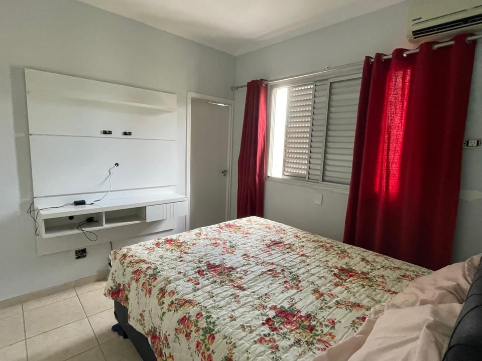 Apartamento Guarujá Enseada, 450m da praia 3 quartos, 2 banheiros, amplo Apartment in State of São Paulo