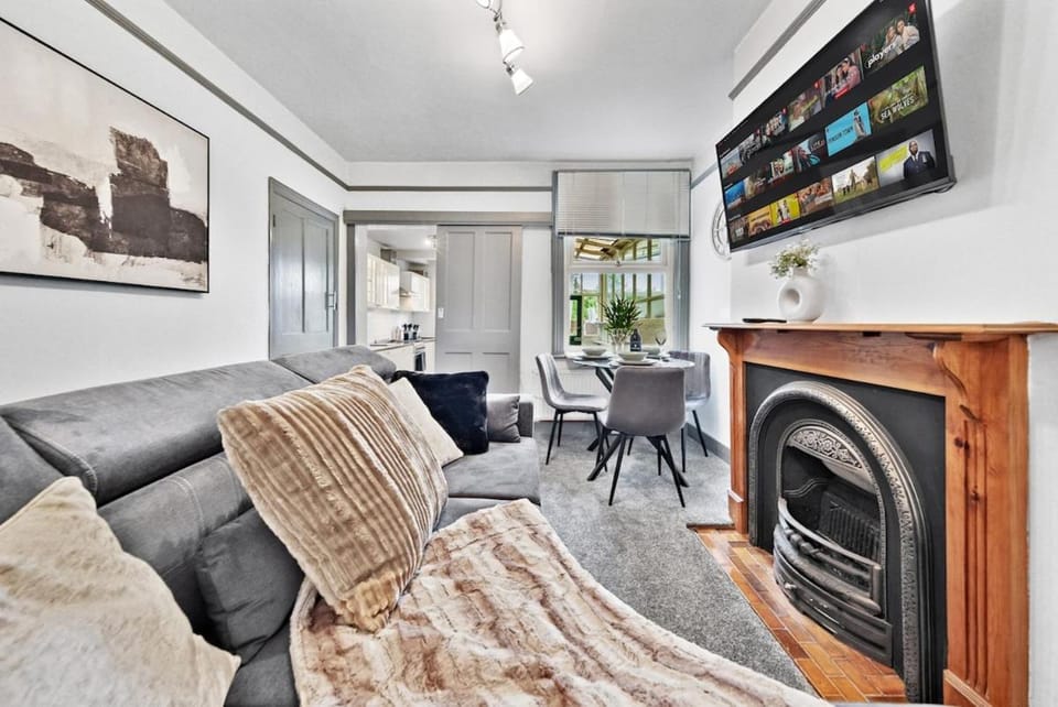 3BR Watford Home - Contractors, 5 Mins to Harry Potter Studio & Trains - WiFi, Smart TV & Free Parking House in Watford