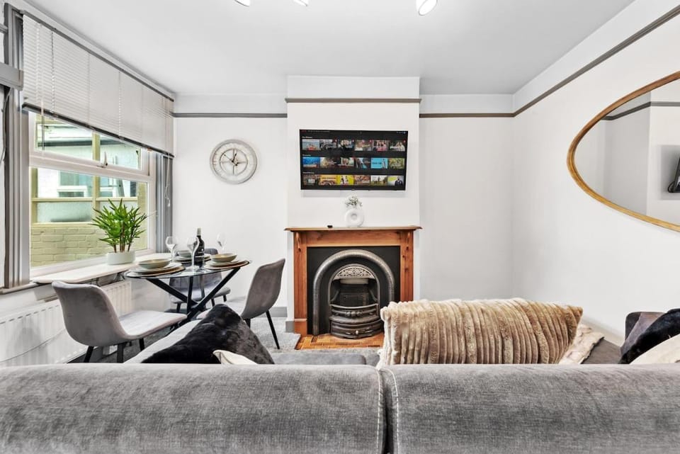3BR Watford Home - Contractors, 5 Mins to Harry Potter Studio & Trains - WiFi, Smart TV & Free Parking House in Watford