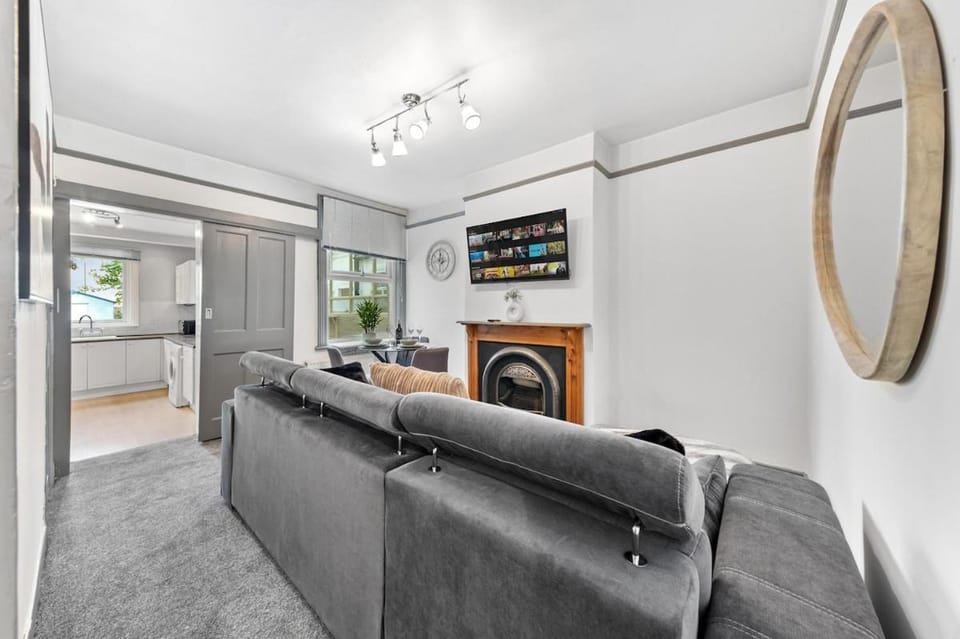3BR Watford Home - Contractors, 5 Mins to Harry Potter Studio & Trains - WiFi, Smart TV & Free Parking House in Watford
