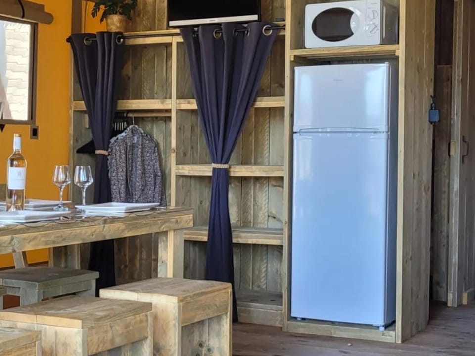 Tente Lodge avec Terrasse et Jacuzzi, 6 Personnes - API-1-52-1705 Campground/ 
RV Resort in Cogolin